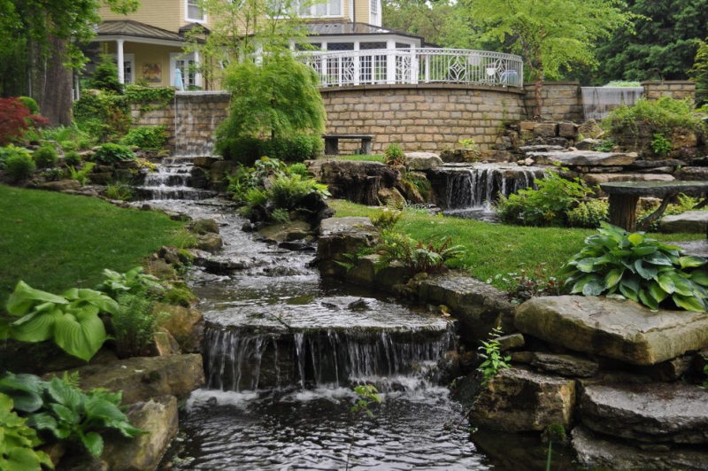 paysagiste-ST PIERRE-min_landscaping-rock-louisville-ky-traditional-landscape-and-boulders-brick-wall-bushes-grass-koi-law